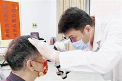 <b>蓝冠测速地址医务志愿者 进社区义诊</b>