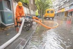<strong>大雨夜，蓝冠测速他们排水保畅通</strong>