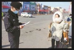 <b>党徽警徽，蓝冠在抗洪一线相映生辉──公安静</b>